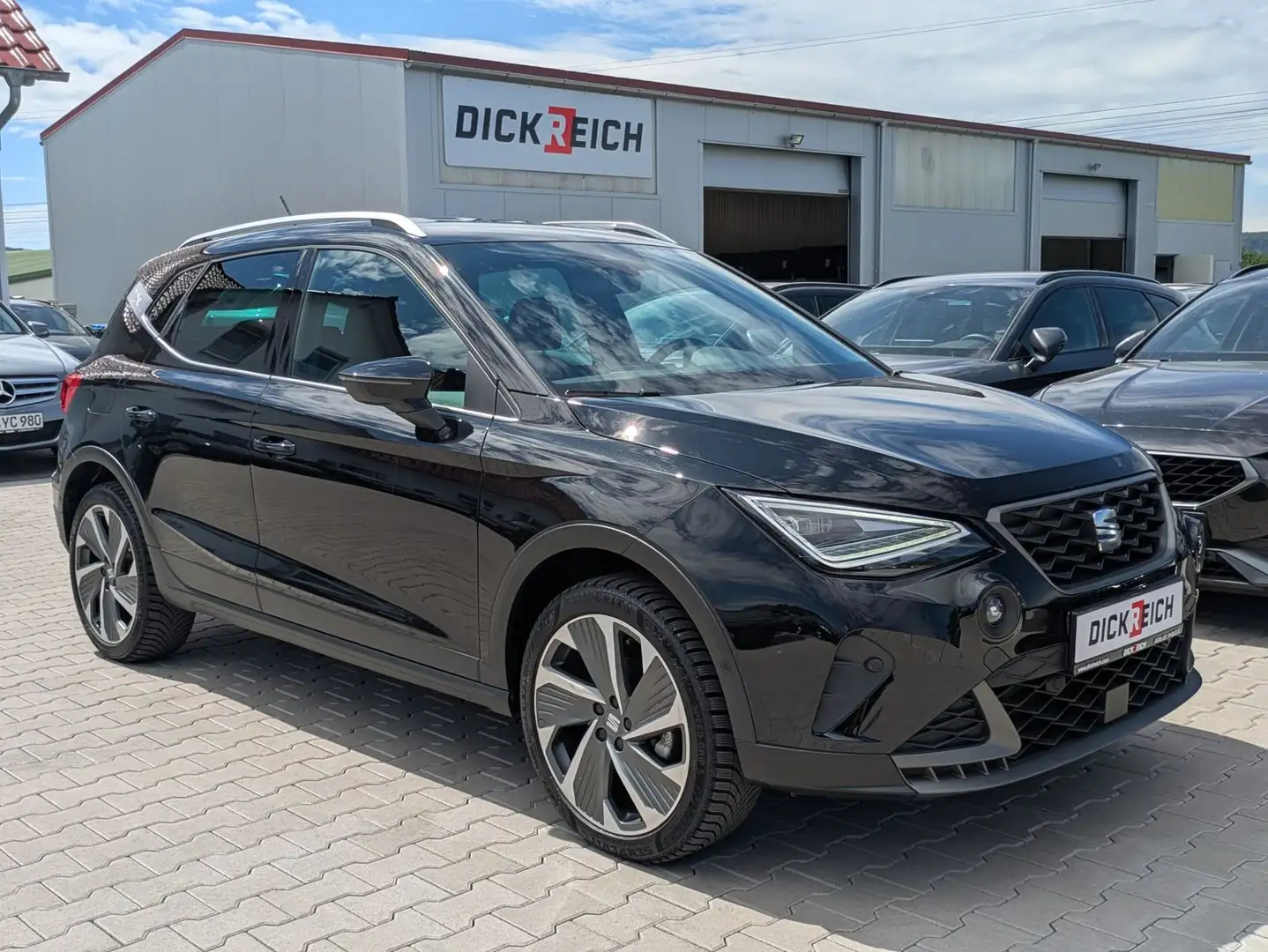 SEAT Arona 1.0 TSI FR DSG AHK*ACC*LED*APP*DAB*KAMERA Zwart - 1