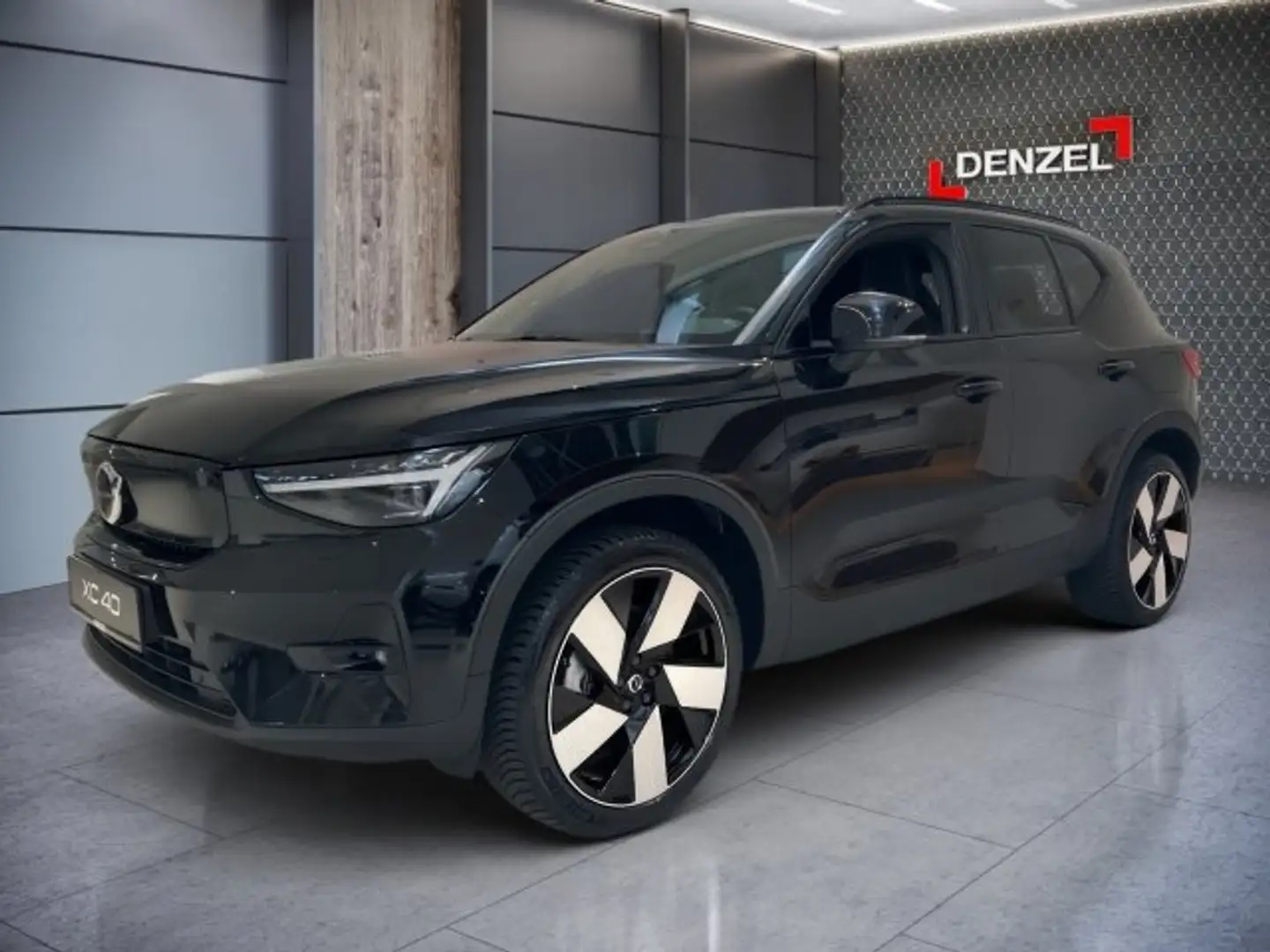 Volvo XC40 Plus, B3 Mild Hybrid, Benzin, Dark Schwarz - 1