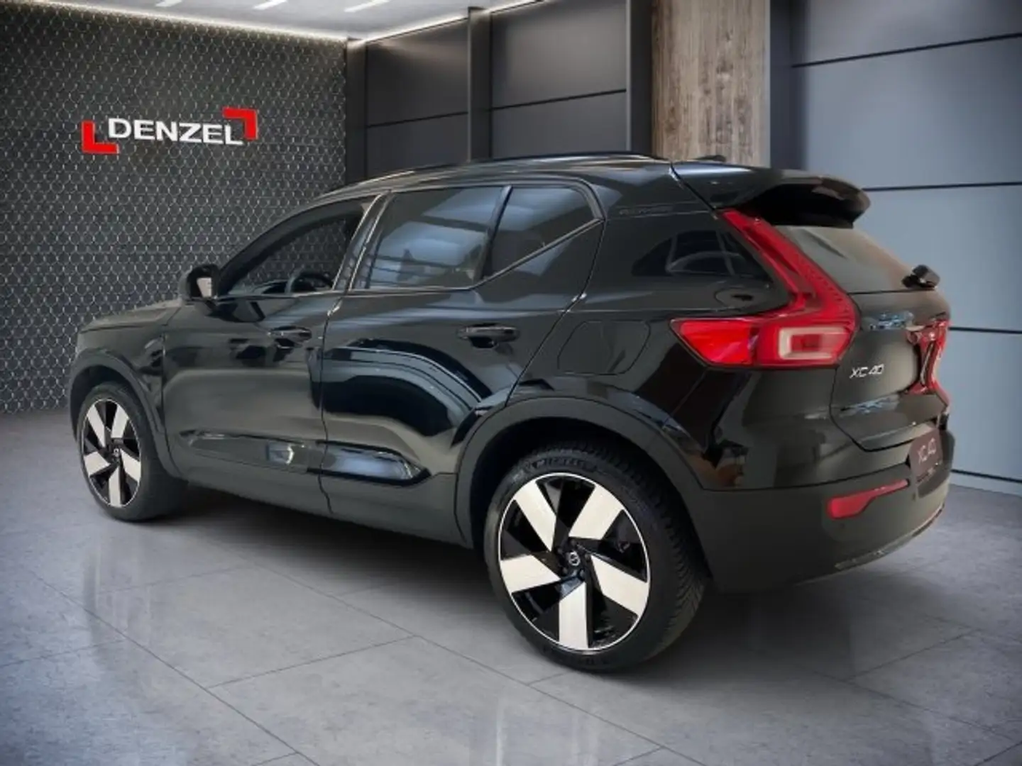 Volvo XC40 Plus, B3 Mild Hybrid, Benzin, Dark Schwarz - 2