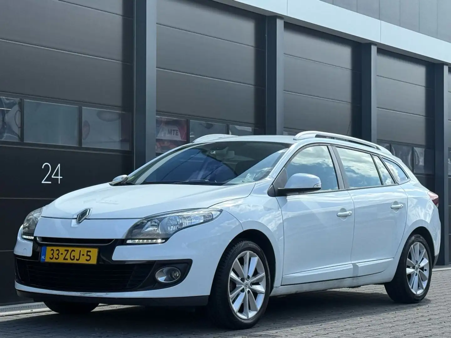 Renault Megane 1.5 dCi Navi Clima PDC Wit - 1