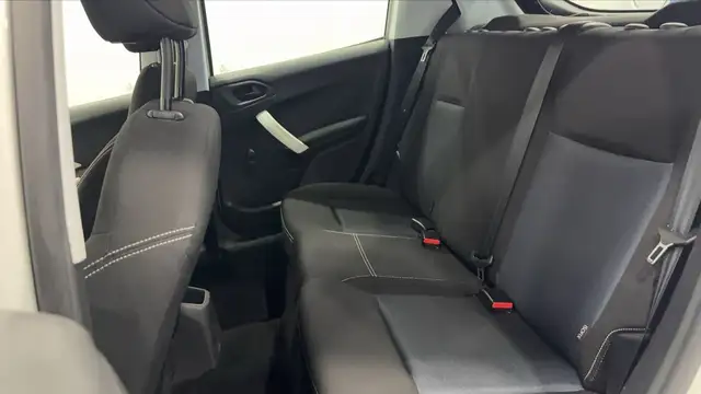 Peugeot 208 view 9