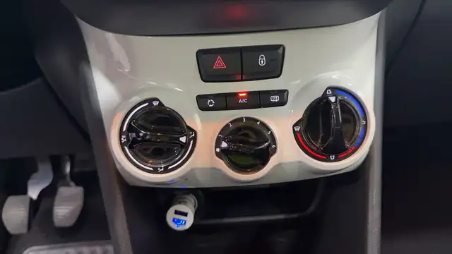 Peugeot 208 view 13