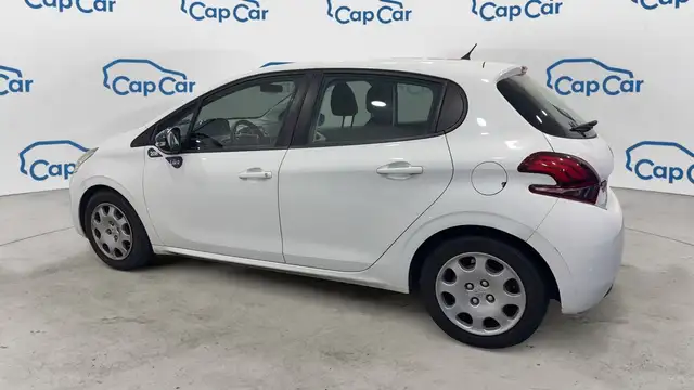 Peugeot 208 view 2