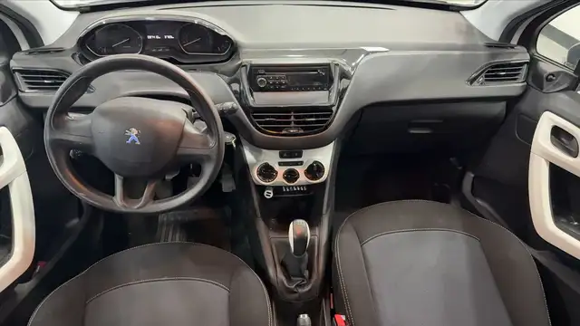 Peugeot 208 view 11