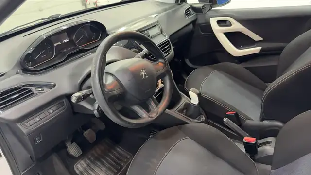 Peugeot 208 view 8