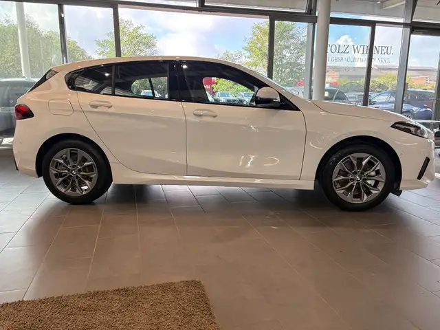 BMW 1 Series view 8
