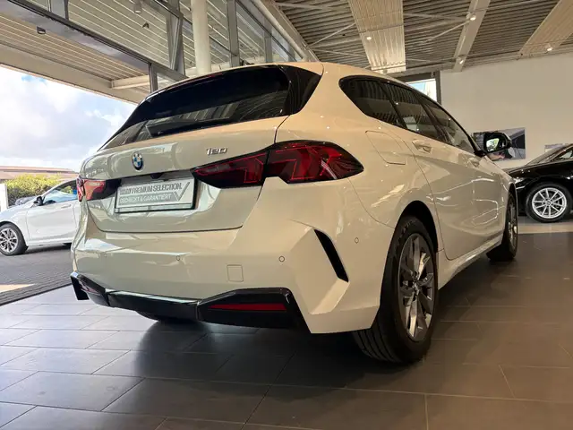 BMW 1 Series view 6