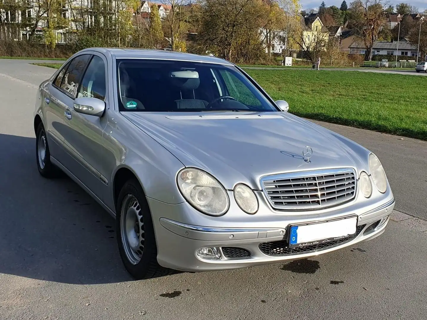 Mercedes-Benz E 240 Elegance Silber - 2
