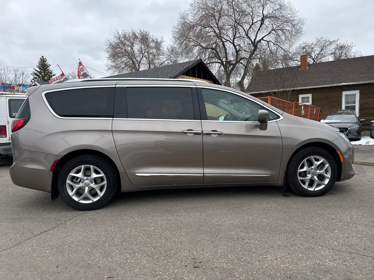 Chrysler Pacifica photo Chrysler Pacifica
