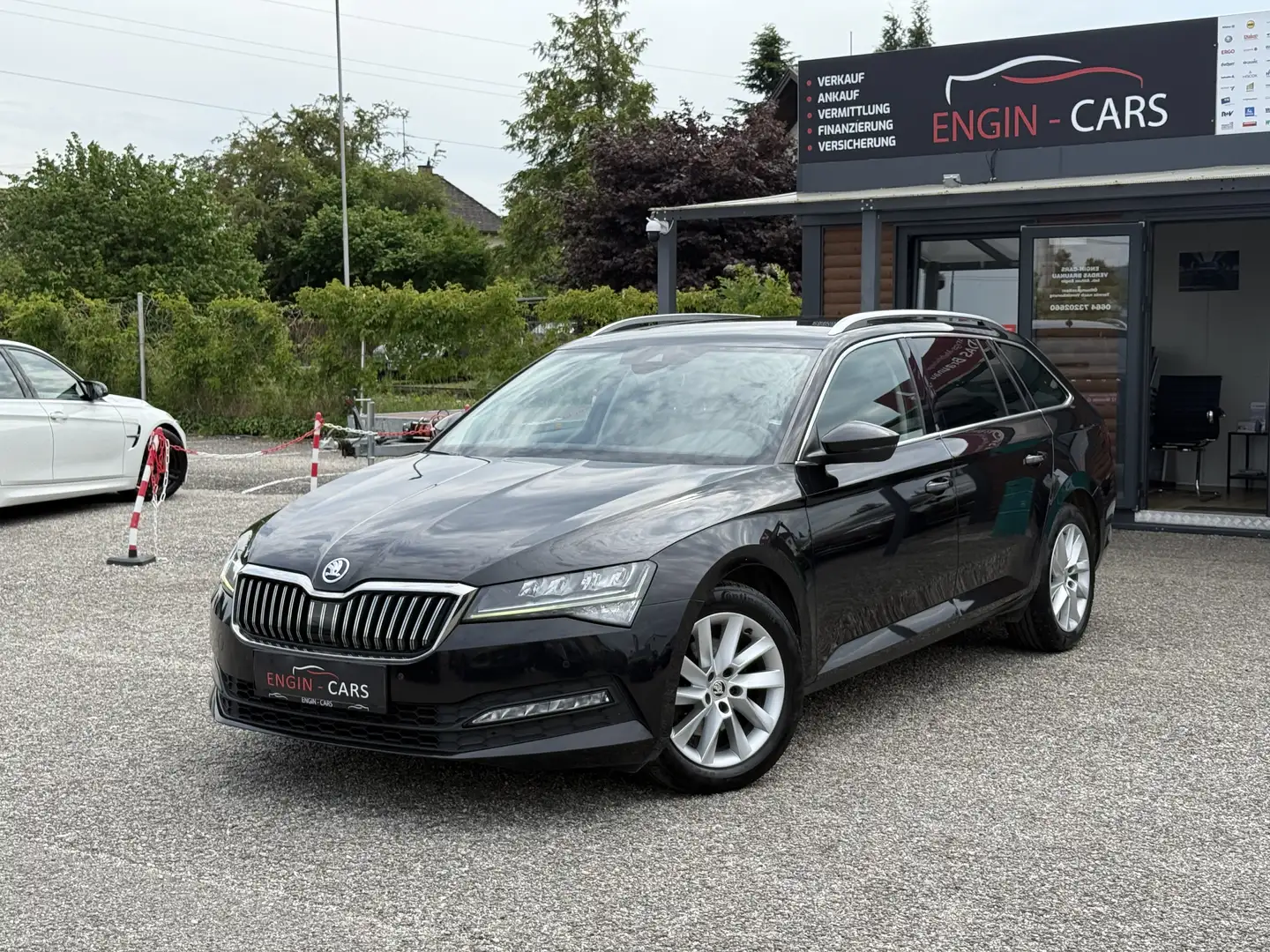 Skoda Superb Kombi 2,0 TDI Style DSG Zwart - 1