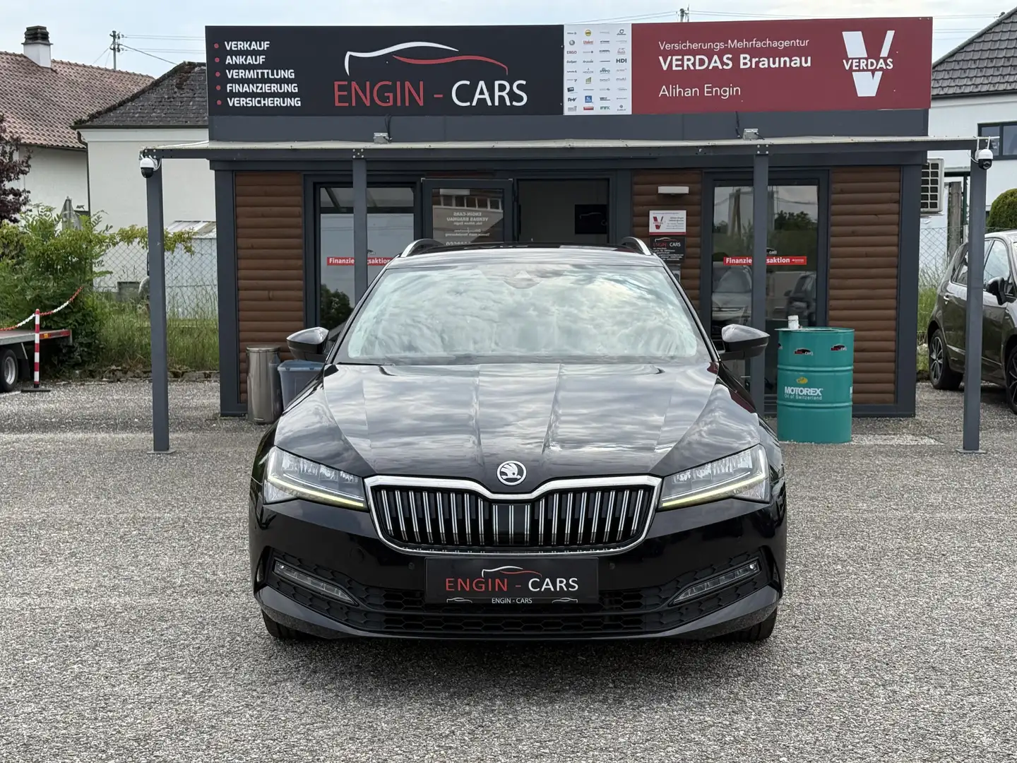 Skoda Superb Kombi 2,0 TDI Style DSG Zwart - 2