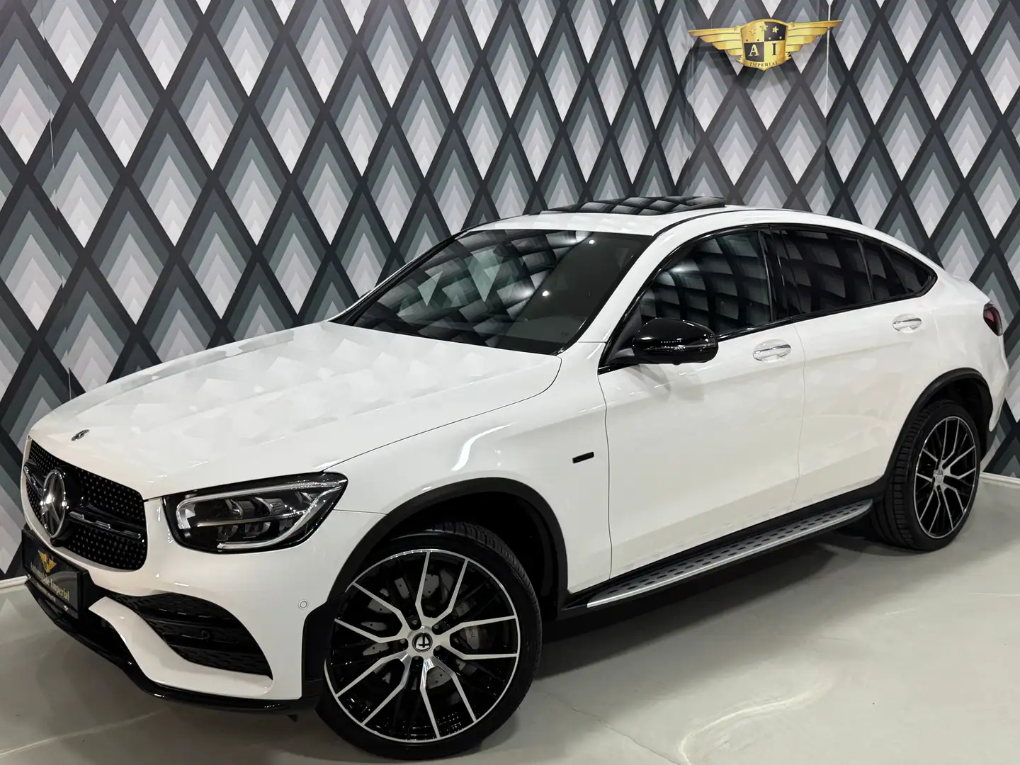 Mercedes-Benz GLC 300 e PHEV Coupe 4MATIC // AMG LINE // 1.BESITZ // Weiß - 2