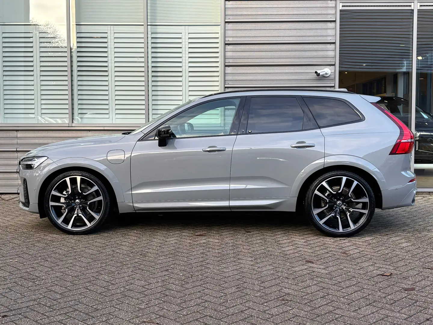 Volvo XC60 T6 350PK AWD Ultra Dark | 22" | Luchtvering | Cont Gris - 2