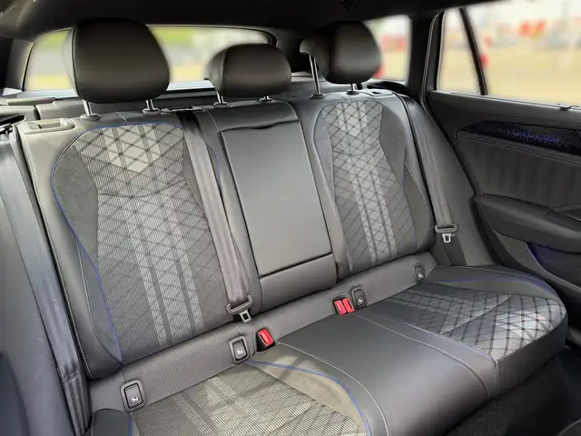 Volkswagen Passat view 11
