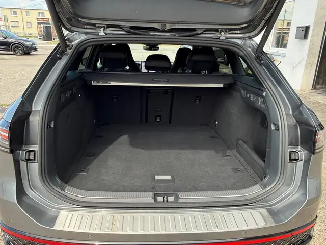 Volkswagen Passat view 14