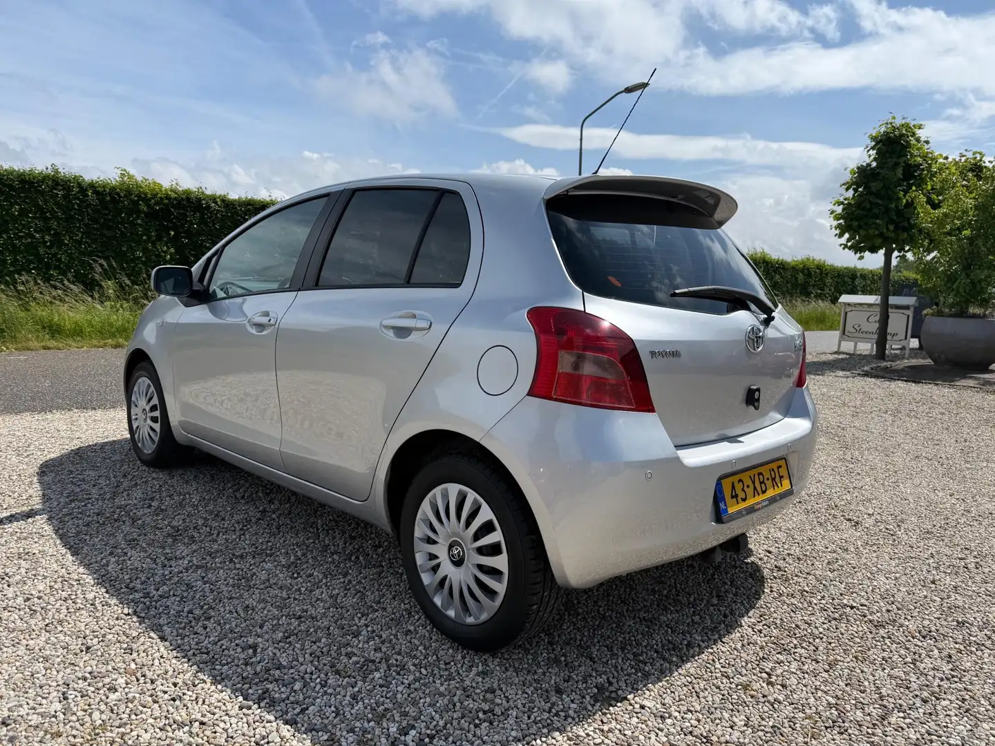 Toyota Yaris 1.3 VVTi Sol 5Deurs | Airco | Trekhaak | Parkeerse Grigio - 2