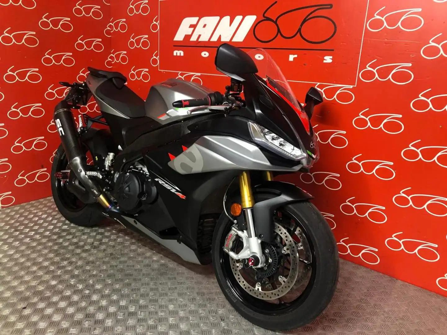Aprilia RSV4 1100 Gri - 2