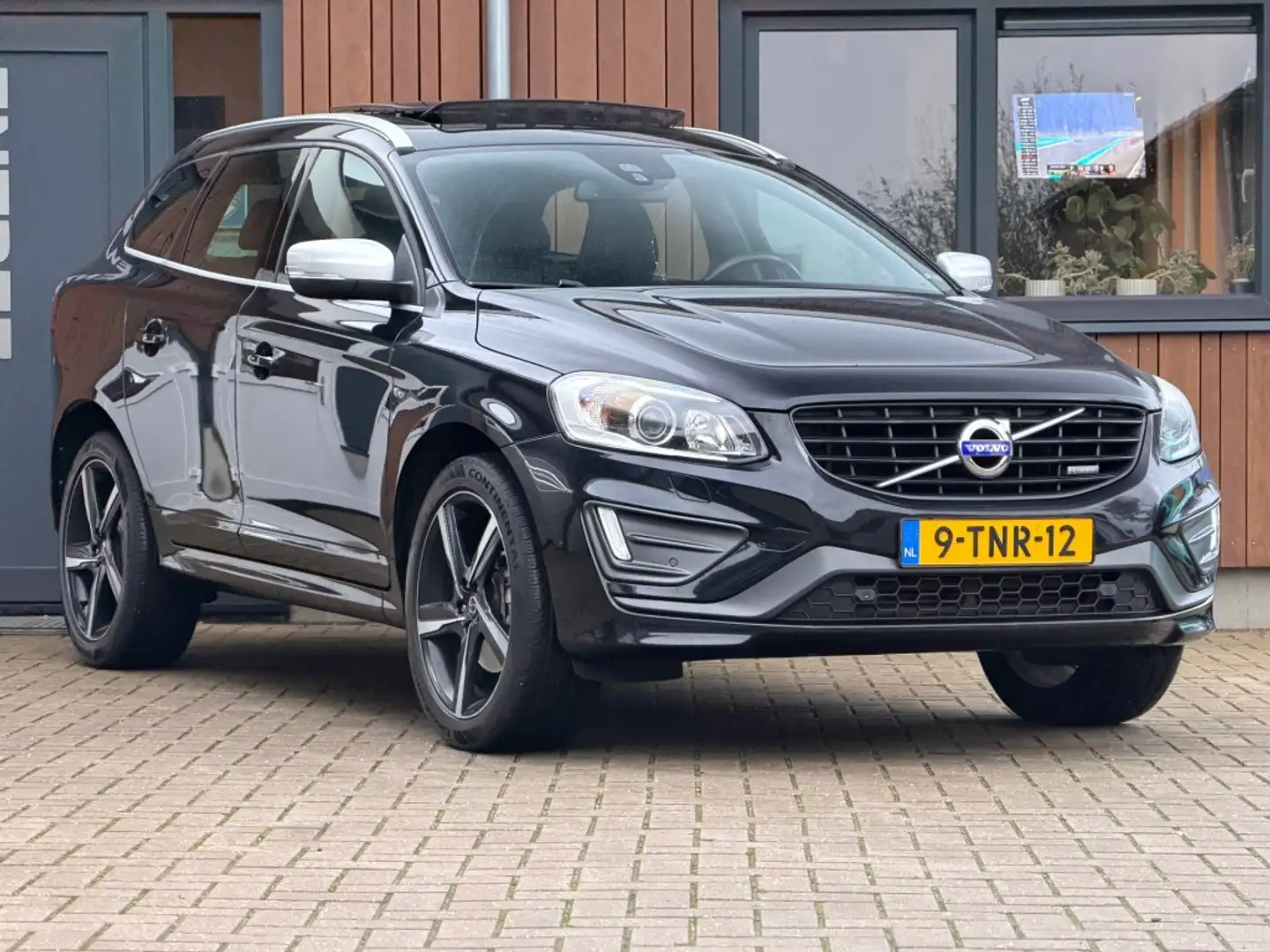 Volvo XC60 2.4 D4 R-DESIGN Pano Leder Trekhaak Schwarz - 2