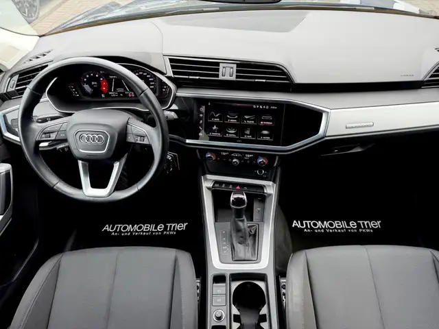 Audi Q3 view 11