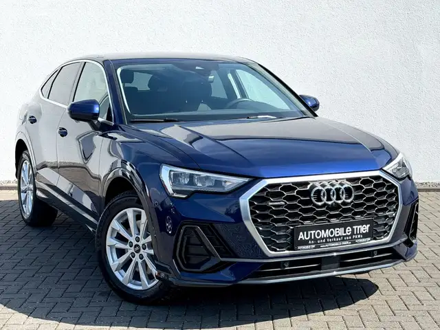 Audi Q3 view 3
