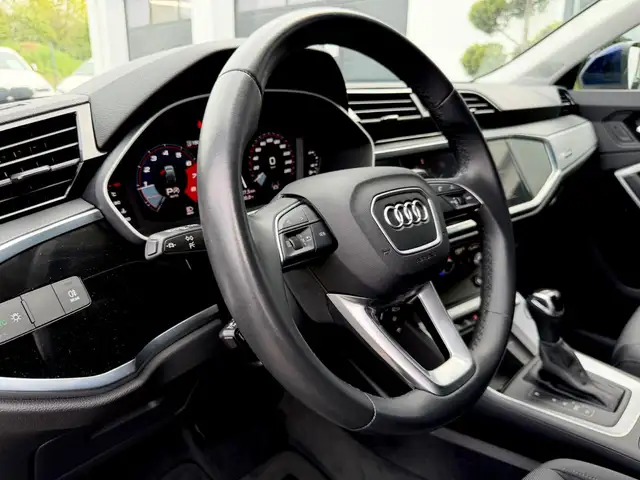 Audi Q3 view 10