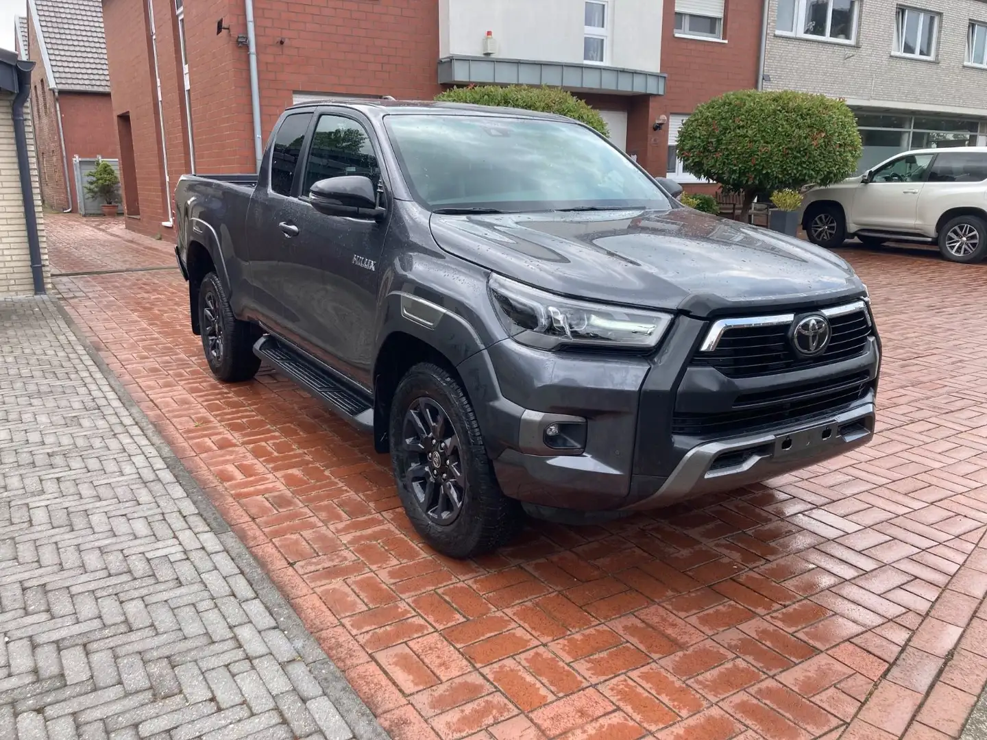 Toyota Hilux INVINCIBLE 2,8D-4D,Extra Cab Automatik - 2