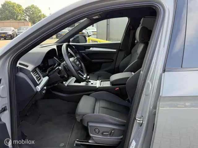 Audi Q5 view 12
