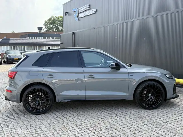 Audi Q5 view 10
