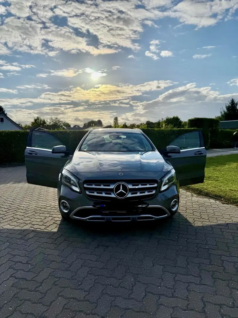 Mercedes-Benz GLA 200 d 4Matic 7G-DCT Urban Grau - 1