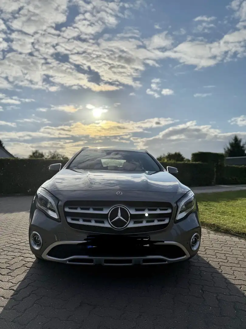 Mercedes-Benz GLA 200 d 4Matic 7G-DCT Urban Grau - 2