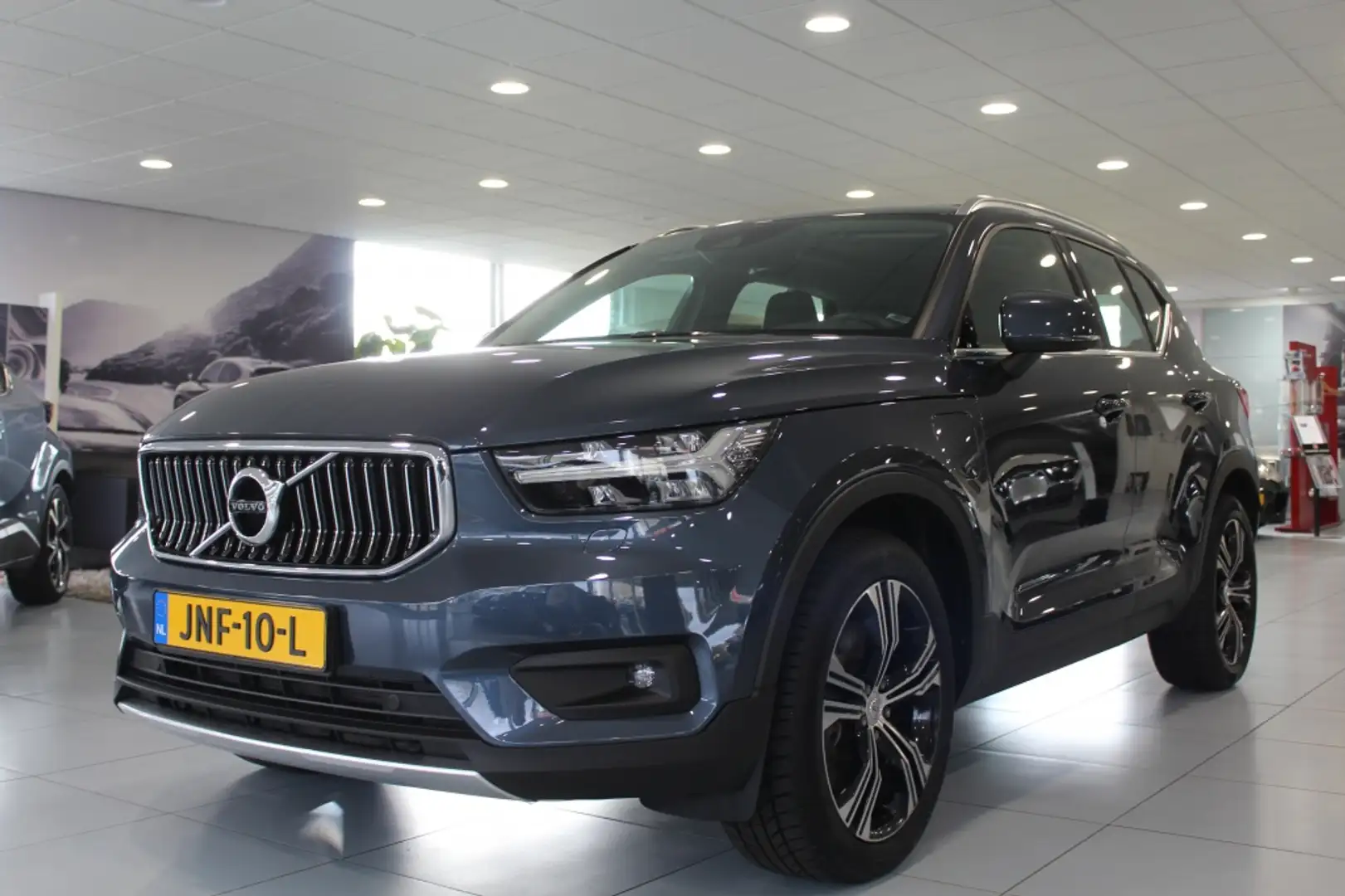 Volvo XC40 Inscription Recharge Plug-In Hybrid/H&K/LEDER/PANO Blauw - 2