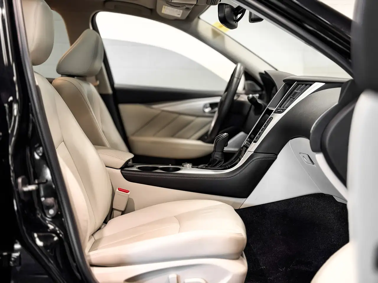 Infiniti Q50 снимка Infiniti Q50