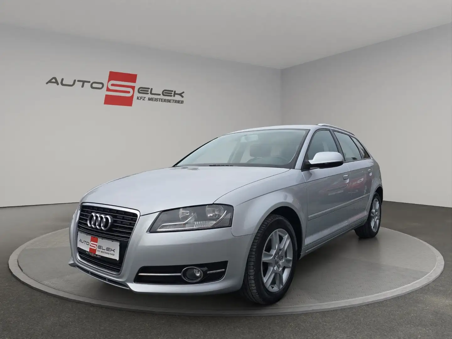 Audi A3 Sportback 1.2 TFSI Attraction+Klima+SHZ Silber - 1