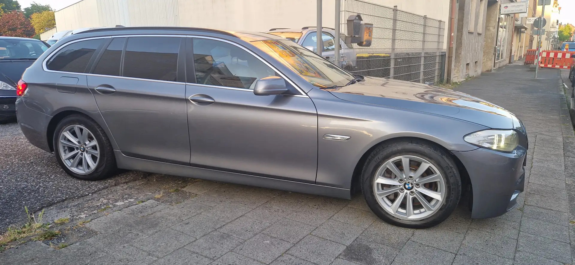 BMW 530 530d Touring Sport-Aut. Grijs - 2