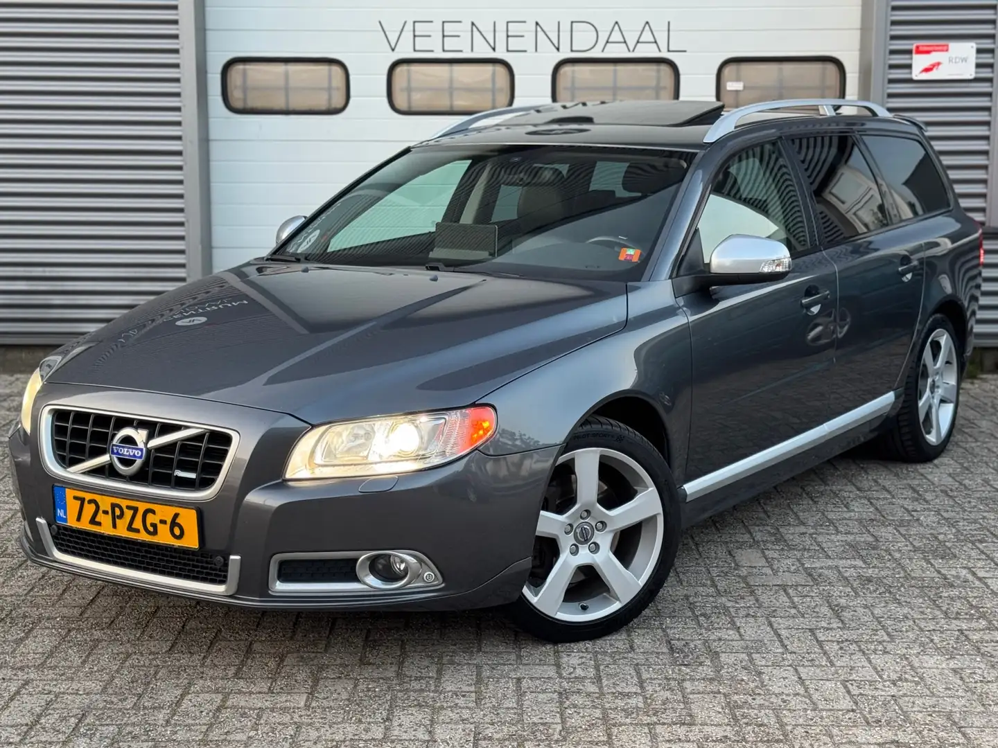 Volvo V70 2.0T R-Edition AUT SCHUIFDAK/XENON/TREKHAAK/LEDER Szürke - 2