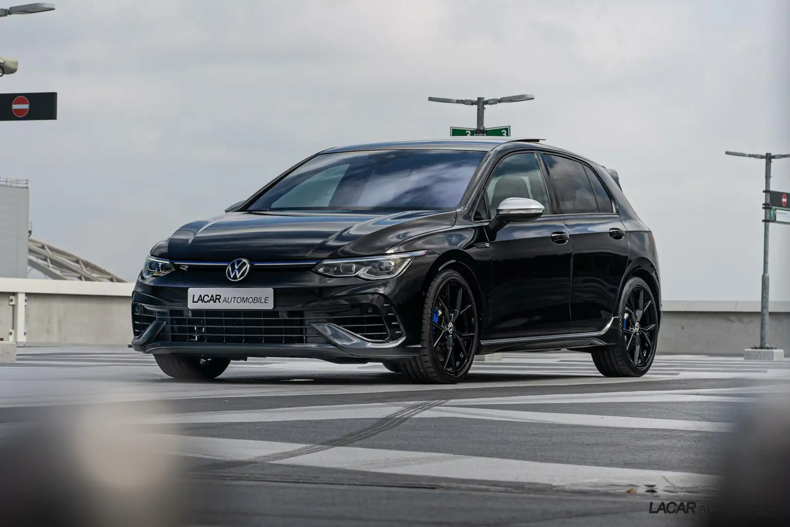 Volkswagen Golf 2.0 TSI R 4Motion I Akrapovic I BTW Negro - 2