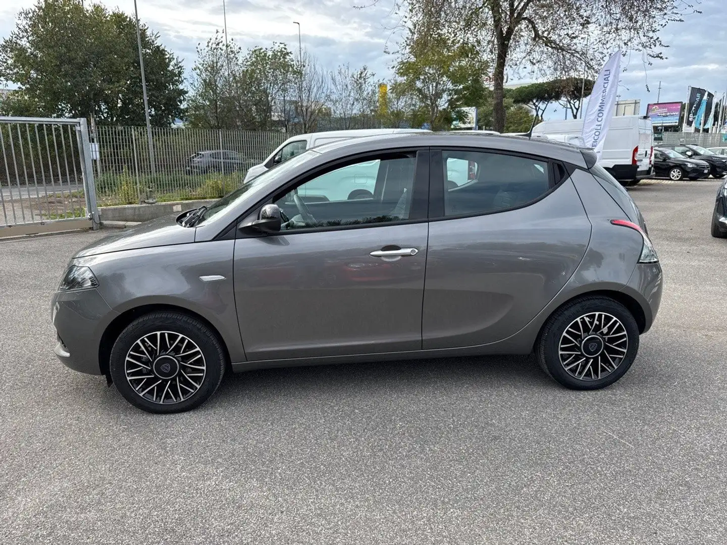 Lancia Ypsilon 1.0 FireFly 70cv Hybrid Platino Grigio - 2