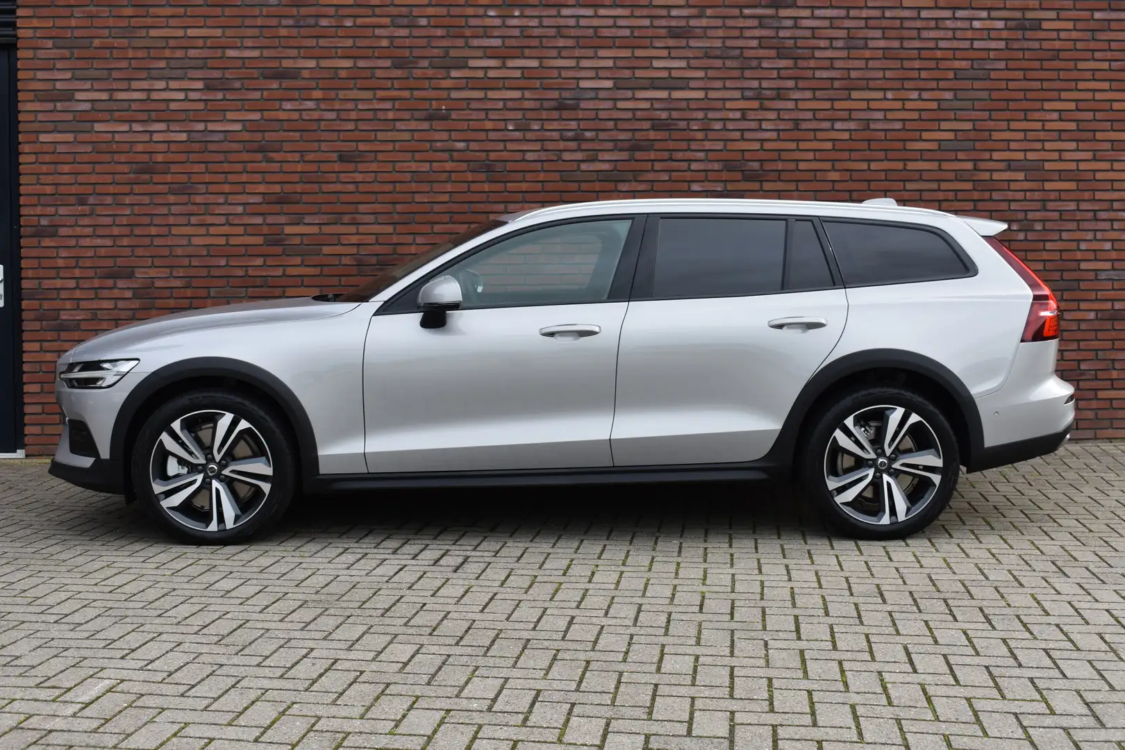 Volvo V60 Cross Country B5 265PK AWD Plus | € 8.000,- VOORRAADVOORDEEL | Šedá - 2