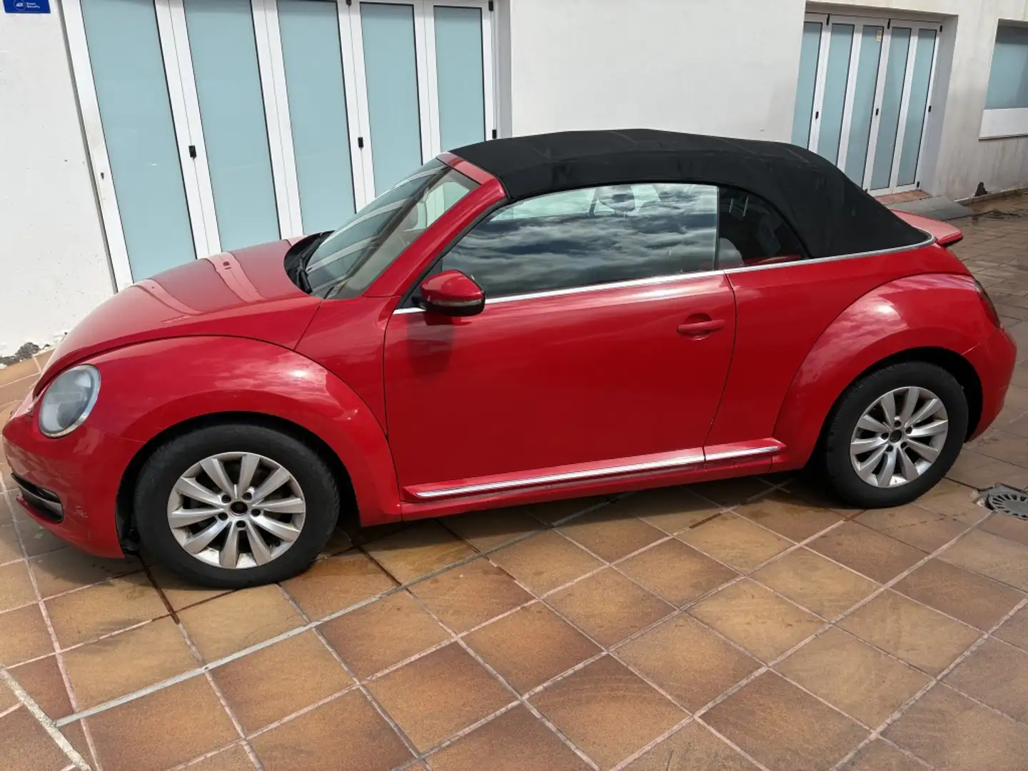 Volkswagen Beetle Cabrio 1.2 TSI Design 105 Rojo - 1