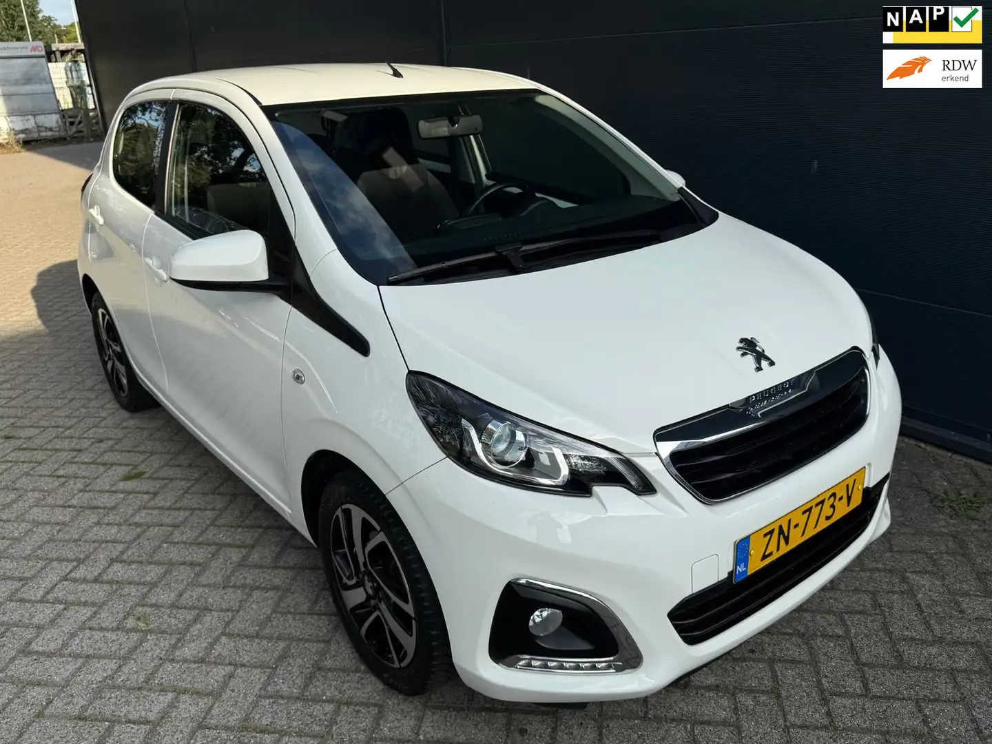 Peugeot 108 1.0 e-/5D/Airco/cruise/carplay/bluetooth/Elek rame Weiß - 1