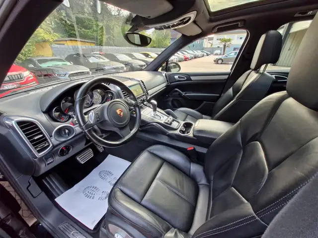 Porsche Cayenne view 9