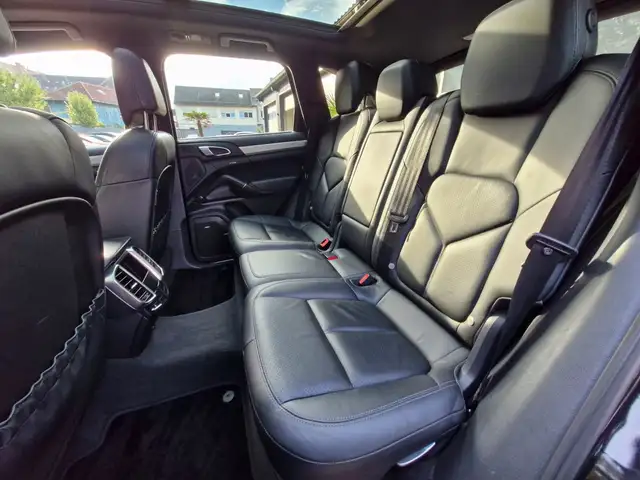 Porsche Cayenne view 15