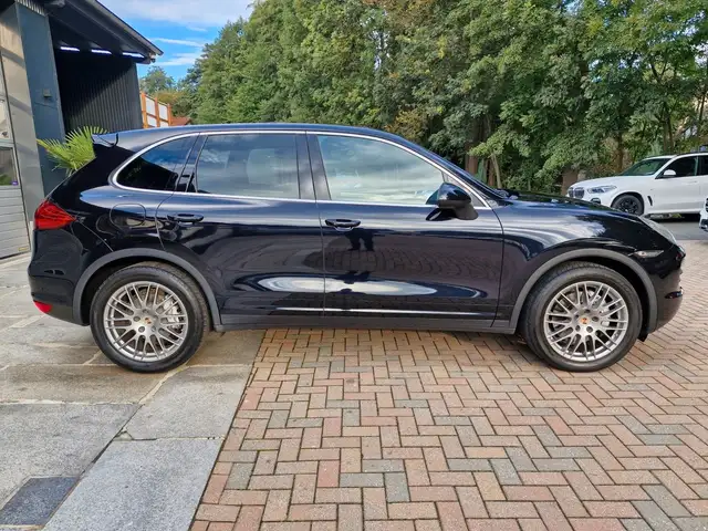 Porsche Cayenne view 4