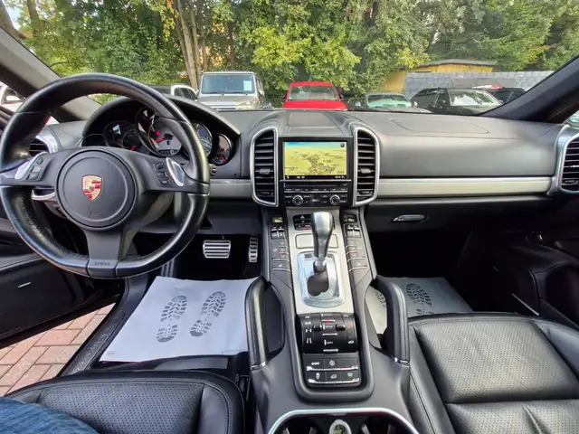 Porsche Cayenne view 11