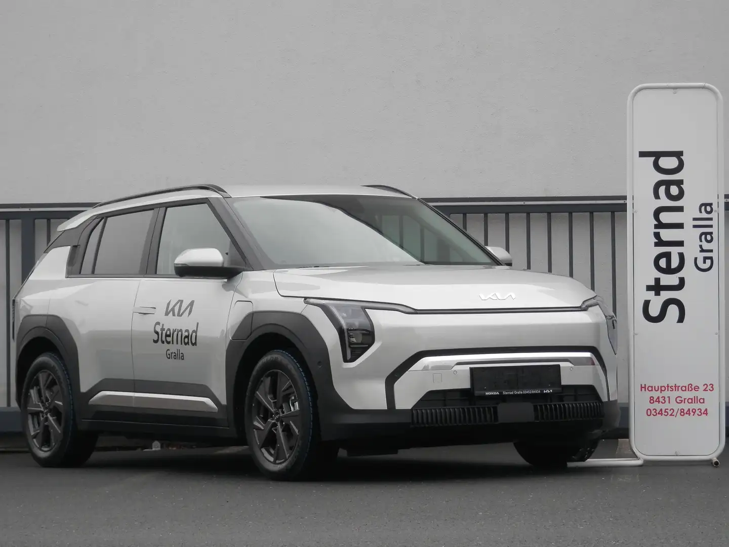 Kia EV3 FWD 81,4kWh Long Range Earth Plus Silber - 1