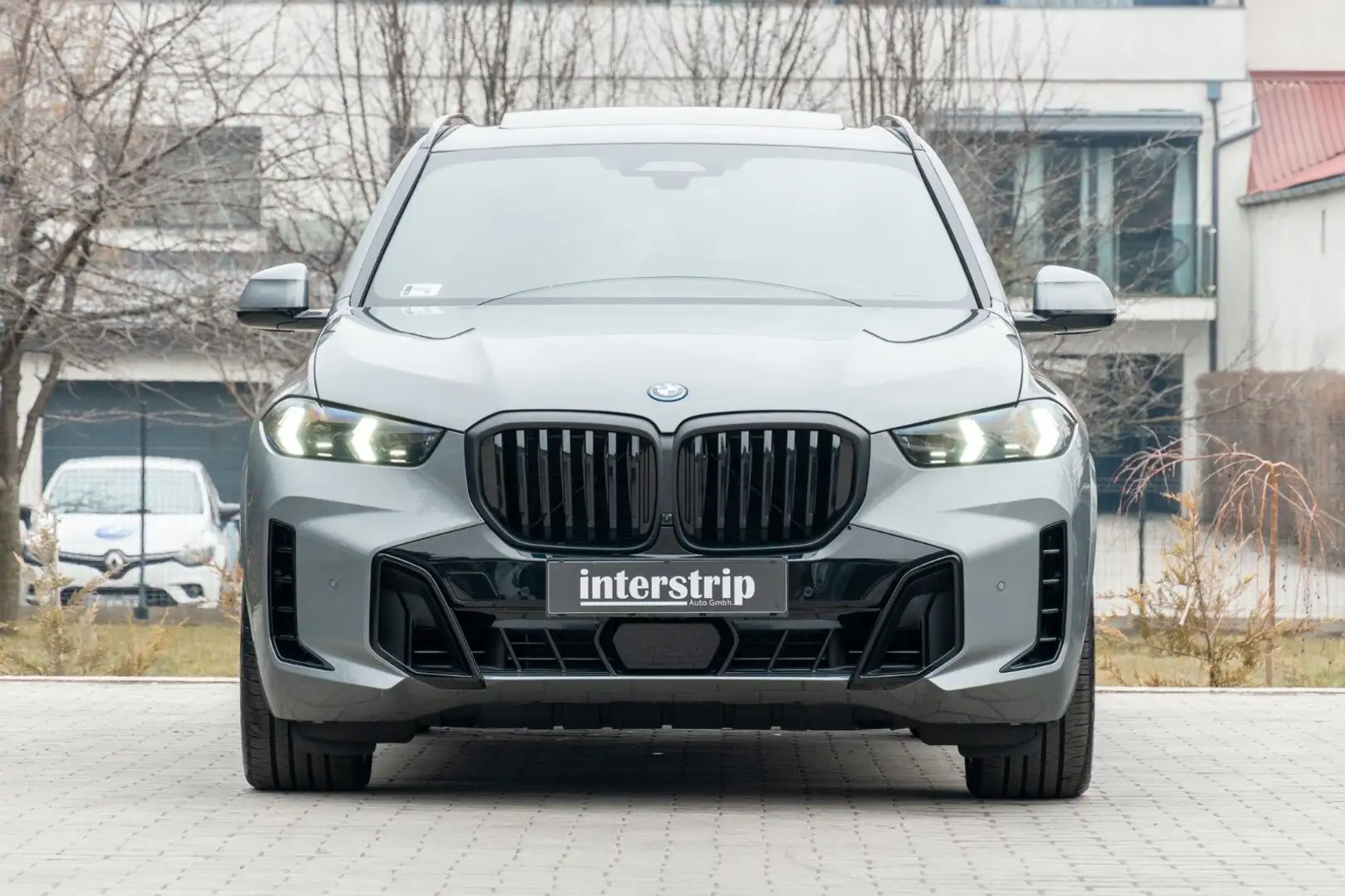 BMW X5 50e M SPORT.LUFTF.PANO.DR.ASS.PRO.360.AHK.22" Grijs - 2