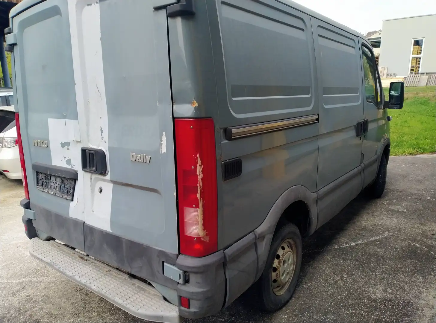 Iveco Daily Daily 29 L 12 C 3000 2,3 TD Grau - 2