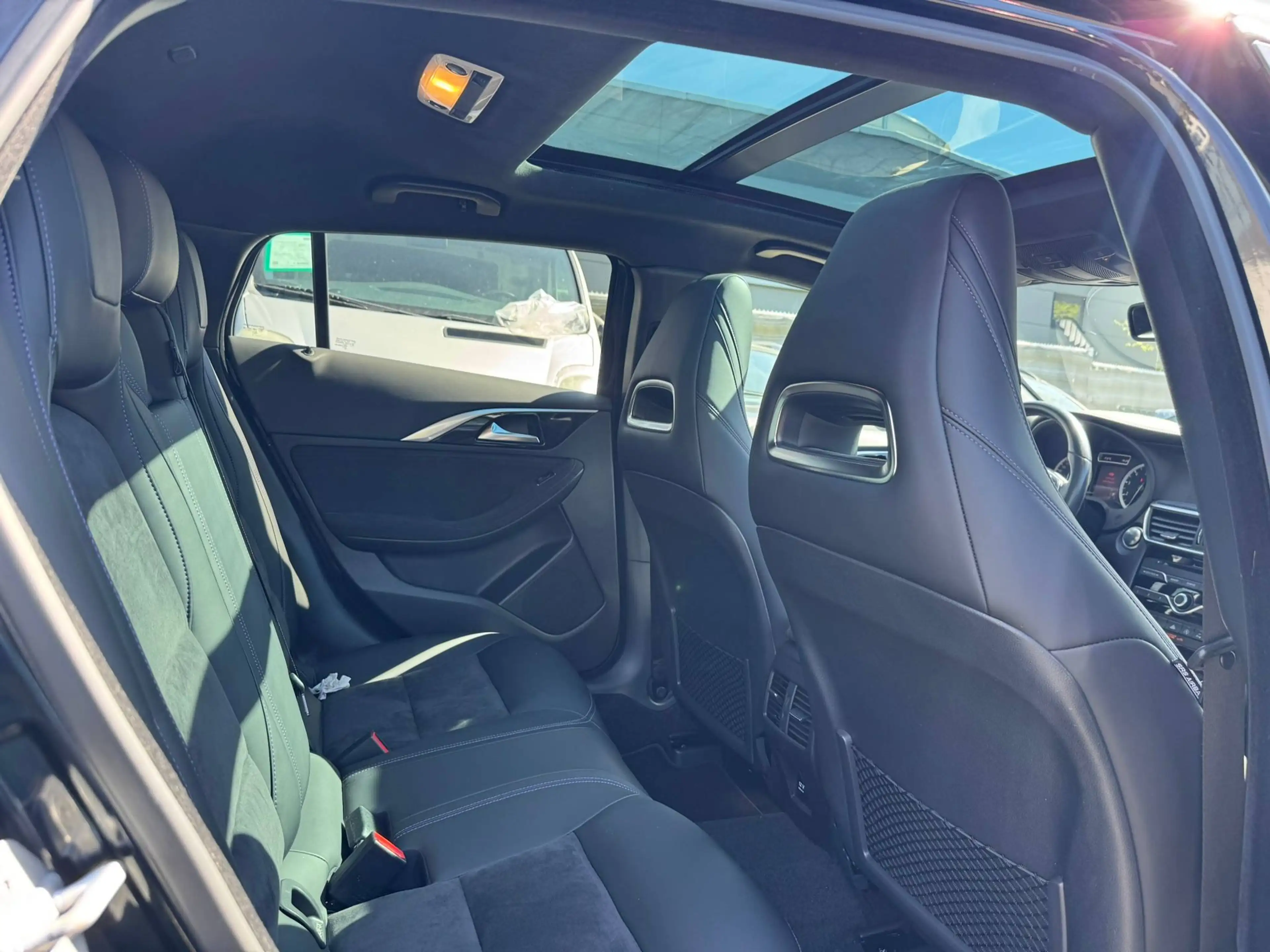 Infiniti Q30 Infiniti Q30S 2.0t AWD/LED/360°/Pano/Bose/VOLL — photo 31