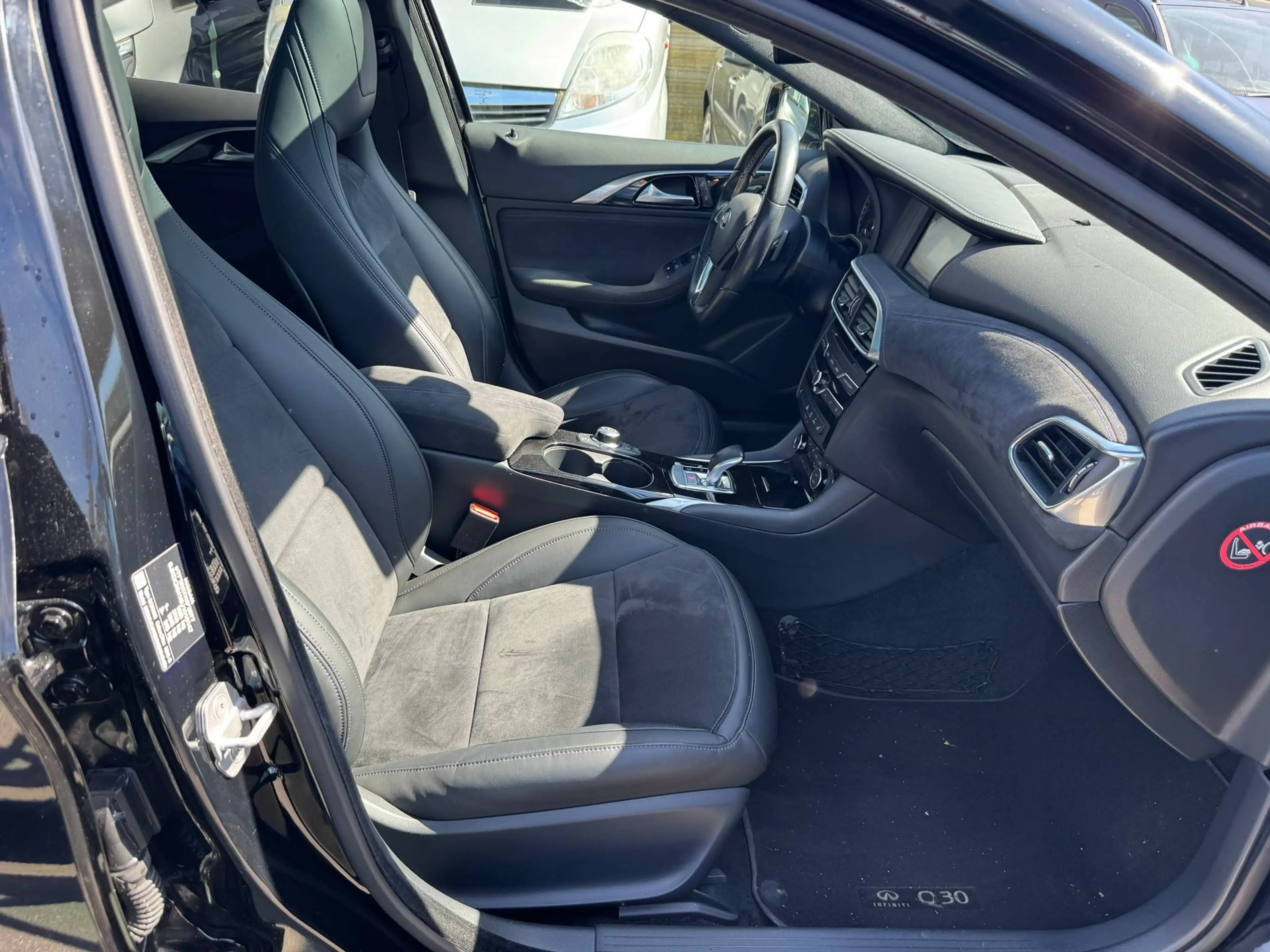 Infiniti Q30 Infiniti Q30S 2.0t AWD/LED/360°/Pano/Bose/VOLL — photo 28