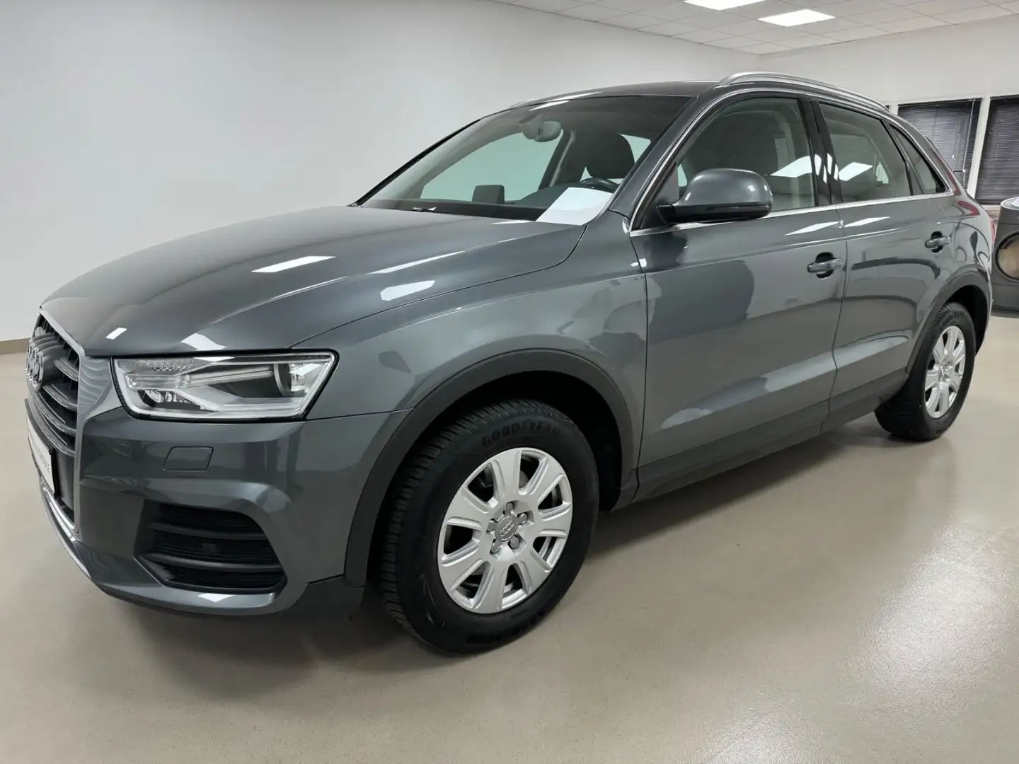 Audi Q3 basis*NAVI*PDC*AC*LMF*ASST*ISOFIX*1H*SH*STZHZ Grau - 1
